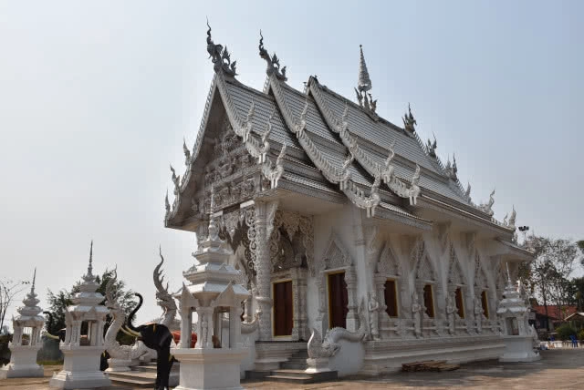 ตระการตา! แกะสลักพระพุทธรูป ตกแต่งด้วยกะลามะพร้าว กลางอุโบสถวัดนาโปร่ง