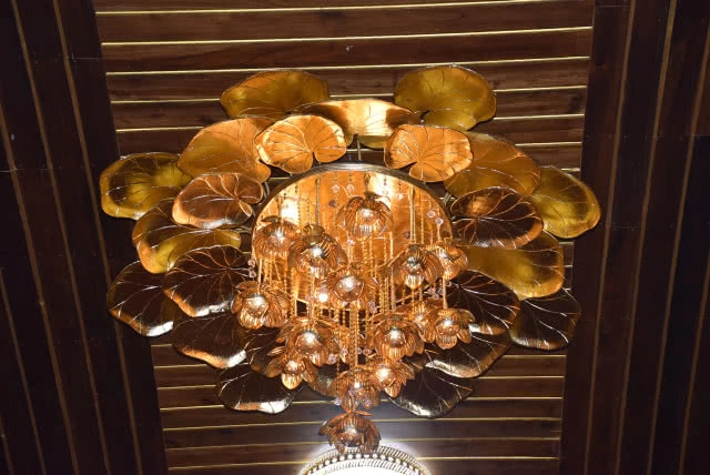 ตระการตา! แกะสลักพระพุทธรูป ตกแต่งด้วยกะลามะพร้าว กลางอุโบสถวัดนาโปร่ง