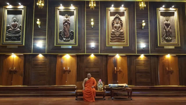 ตระการตา! แกะสลักพระพุทธรูป ตกแต่งด้วยกะลามะพร้าว กลางอุโบสถวัดนาโปร่ง