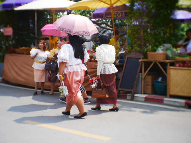 ความงดงามของความเป็นไทย ไปกับงาน "อุ่นไอรัก คลายความหนาว"