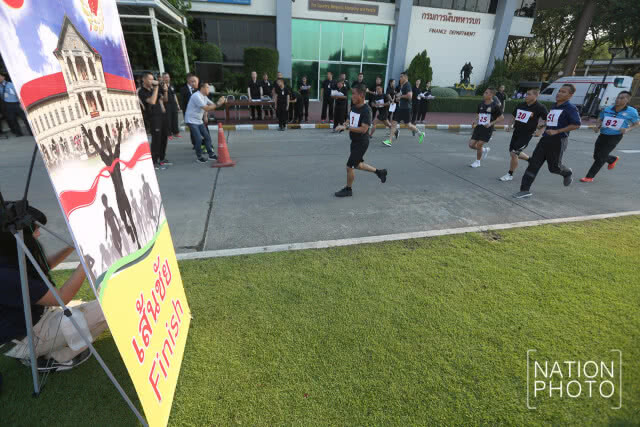 ผบ.ทบ. นำกำลังพล ทดสอบร่างกายนัดแรก ปี 61