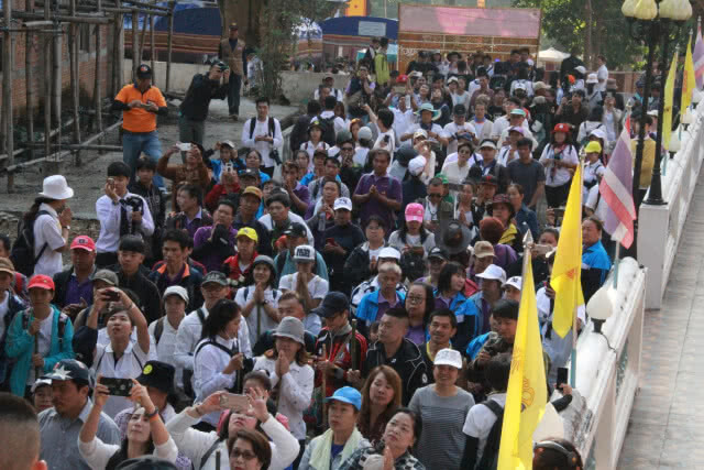 พุทธศาสนิกชน ร่วมเดินจาริกแสวงบุญตามรอยครูบาเจ้าศรีวิชัย