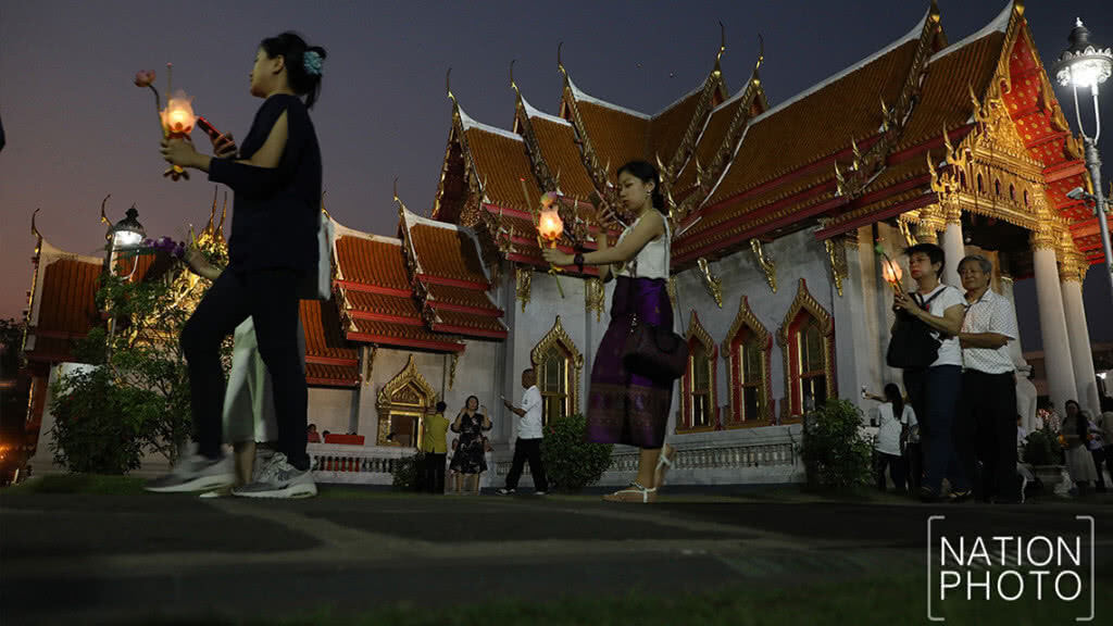 พุทธศาสนิกชน ร่วมเวียนเทียน ที่วัดเบญจมบพิตร พุทธศาสนิกชน ร่วมเวียนเทียน ที่วัดเบญจมบพิตร