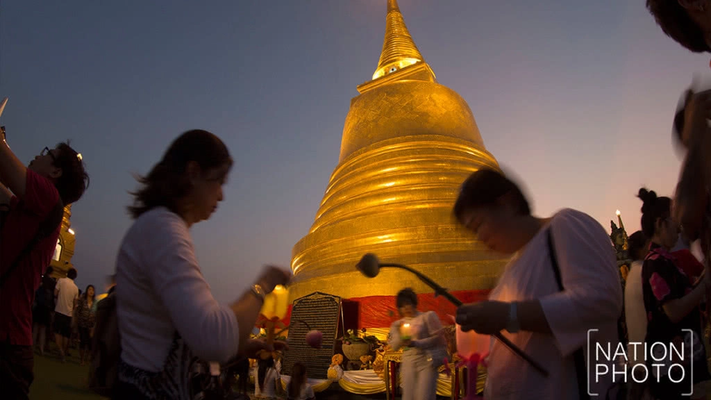 พุทธศาสนิกชน ร่วมเวียนเทียน ที่วัดสระเกศ