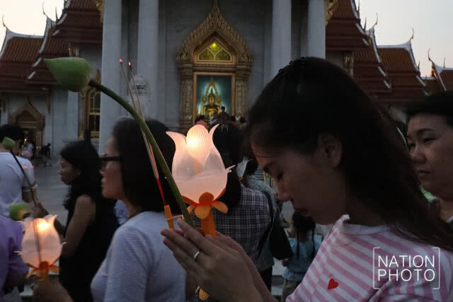 พุทธศาสนิกชน ร่วมเวียนเทียน ที่วัดเบญจมบพิตร