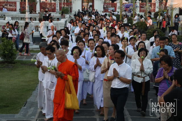 พุทธศาสนิกชน ร่วมเวียนเทียน ที่วัดเบญจมบพิตร