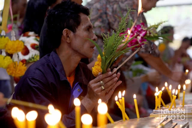 ปชช.จำนวนมาก หลั่งไหลทำบุญตักบาตร ปล่อยนกปล่อยปลาที่วัดหลวงพ่อโต