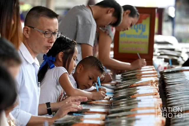 ปชช.จำนวนมาก หลั่งไหลทำบุญตักบาตร ปล่อยนกปล่อยปลาที่วัดหลวงพ่อโต