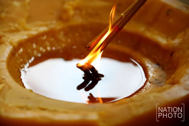 ปชช.จำนวนมาก หลั่งไหลทำบุญตักบาตร ปล่อยนกปล่อยปลาที่วัดหลวงพ่อโต