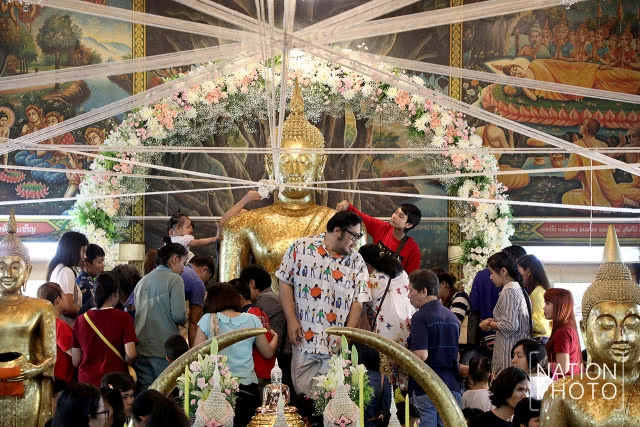 ปชช.จำนวนมาก หลั่งไหลทำบุญตักบาตร ปล่อยนกปล่อยปลาที่วัดหลวงพ่อโต