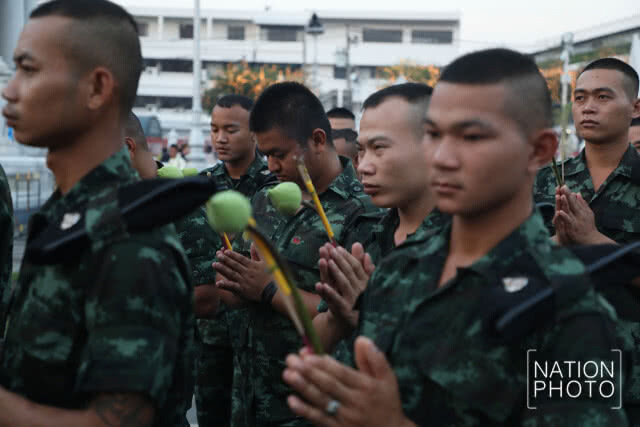 พุทธศาสนิกชน ร่วมเวียนเทียน ที่วัดเบญจมบพิตร