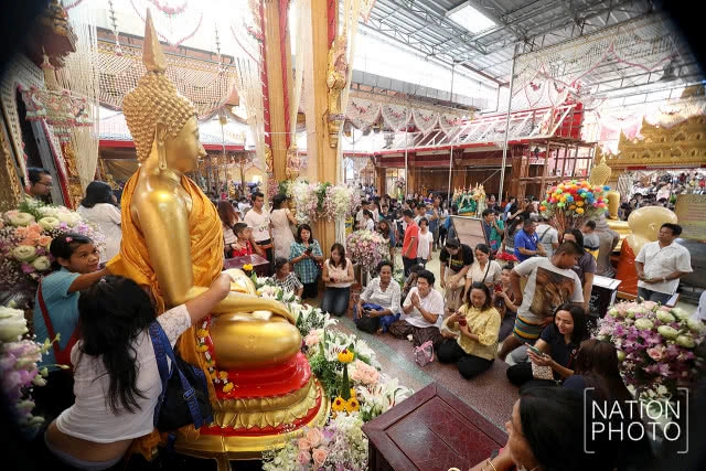 ปชช.จำนวนมาก หลั่งไหลทำบุญตักบาตร ปล่อยนกปล่อยปลาที่วัดหลวงพ่อโต