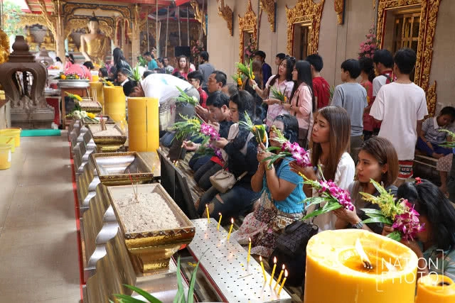 ปชช.จำนวนมาก หลั่งไหลทำบุญตักบาตร ปล่อยนกปล่อยปลาที่วัดหลวงพ่อโต