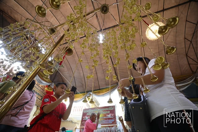 ปชช.จำนวนมาก หลั่งไหลทำบุญตักบาตร ปล่อยนกปล่อยปลาที่วัดหลวงพ่อโต