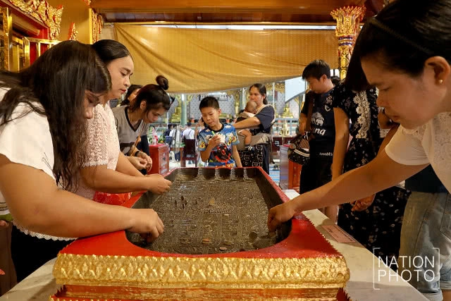 ปชช.จำนวนมาก หลั่งไหลทำบุญตักบาตร ปล่อยนกปล่อยปลาที่วัดหลวงพ่อโต