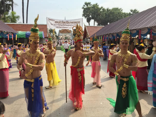 สืบสานประเพณีตานข้าวทิพย์ "กว๊านพะเยาสายน้ำแห่งชีวิต ตานข้าวทิพย์พระเจ้าตนหลวง"