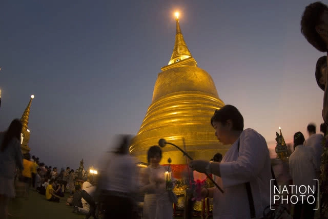 พุทธศาสนิกชน ร่วมเวียนเทียน ที่วัดสระเกศ