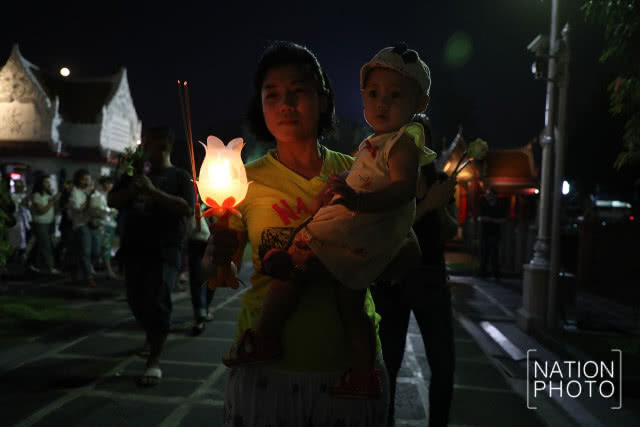 พุทธศาสนิกชน ร่วมเวียนเทียน ที่วัดเบญจมบพิตร