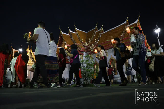 พุทธศาสนิกชน ร่วมเวียนเทียน ที่วัดเบญจมบพิตร