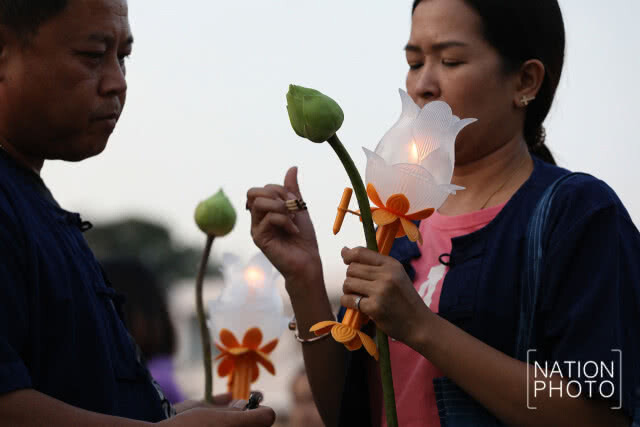 พุทธศาสนิกชน ร่วมเวียนเทียน ที่วัดเบญจมบพิตร