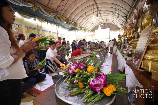 ปชช.จำนวนมาก หลั่งไหลทำบุญตักบาตร ปล่อยนกปล่อยปลาที่วัดหลวงพ่อโต