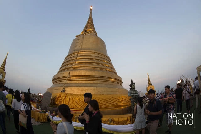 พุทธศาสนิกชน ร่วมเวียนเทียน ที่วัดสระเกศ