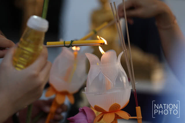 พุทธศาสนิกชน ร่วมเวียนเทียน ที่วัดเบญจมบพิตร