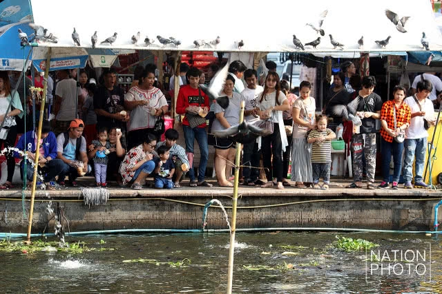 ปชช.จำนวนมาก หลั่งไหลทำบุญตักบาตร ปล่อยนกปล่อยปลาที่วัดหลวงพ่อโต