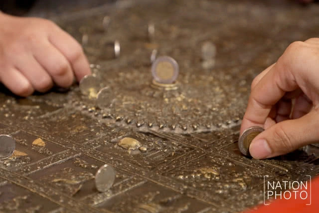 ปชช.จำนวนมาก หลั่งไหลทำบุญตักบาตร ปล่อยนกปล่อยปลาที่วัดหลวงพ่อโต