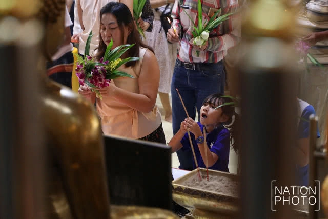 ปชช.จำนวนมาก หลั่งไหลทำบุญตักบาตร ปล่อยนกปล่อยปลาที่วัดหลวงพ่อโต