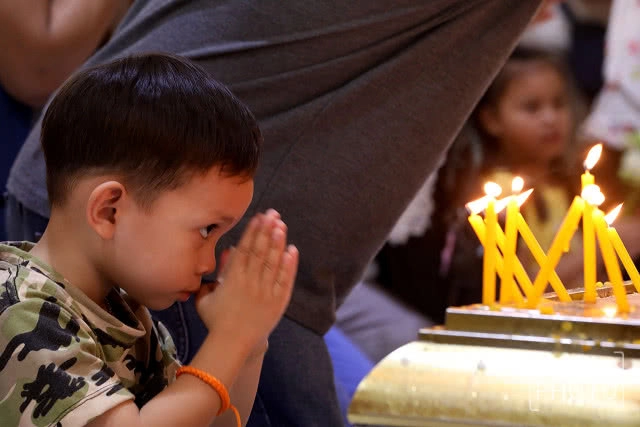 ปชช.จำนวนมาก หลั่งไหลทำบุญตักบาตร ปล่อยนกปล่อยปลาที่วัดหลวงพ่อโต