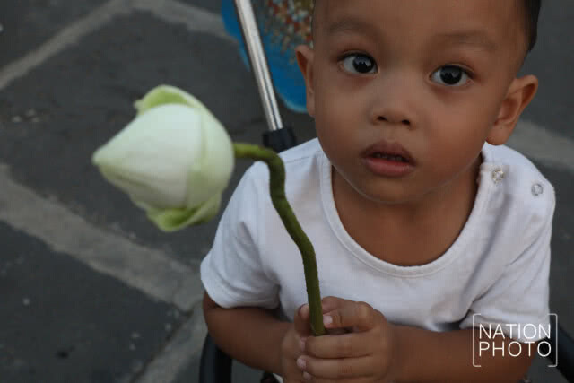พุทธศาสนิกชน ร่วมเวียนเทียน ที่วัดเบญจมบพิตร