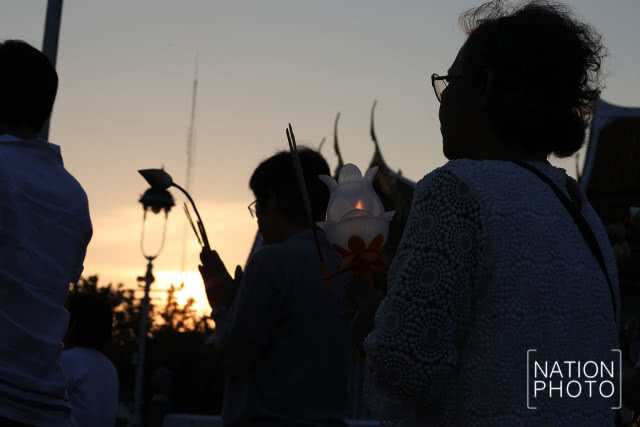 พุทธศาสนิกชน ร่วมเวียนเทียน ที่วัดเบญจมบพิตร