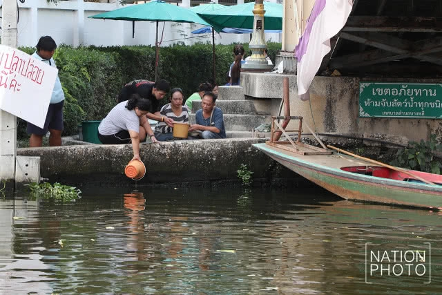 ปชช.จำนวนมาก หลั่งไหลทำบุญตักบาตร ปล่อยนกปล่อยปลาที่วัดหลวงพ่อโต