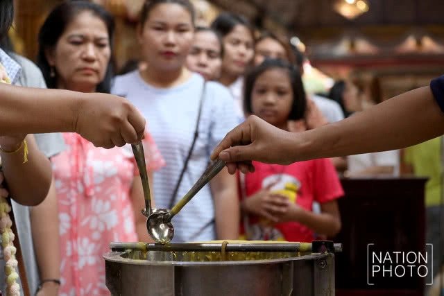 ปชช.จำนวนมาก หลั่งไหลทำบุญตักบาตร ปล่อยนกปล่อยปลาที่วัดหลวงพ่อโต