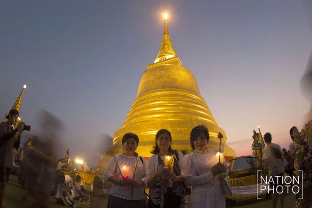พุทธศาสนิกชน ร่วมเวียนเทียน ที่วัดสระเกศ