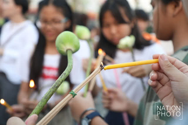 พุทธศาสนิกชน ร่วมเวียนเทียน ที่วัดเบญจมบพิตร