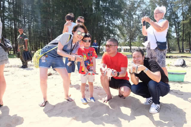 "แอ็กเกอร์" โผล่ปล่อยเต่าที่ภูเก็ต