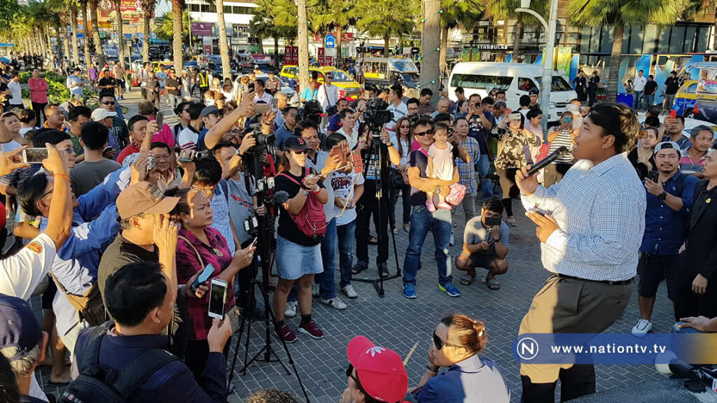 "จ่านิว"นำกลุ่มชุมนุมเรียกร้องประชาธิปไตยริมหาดพัทยา