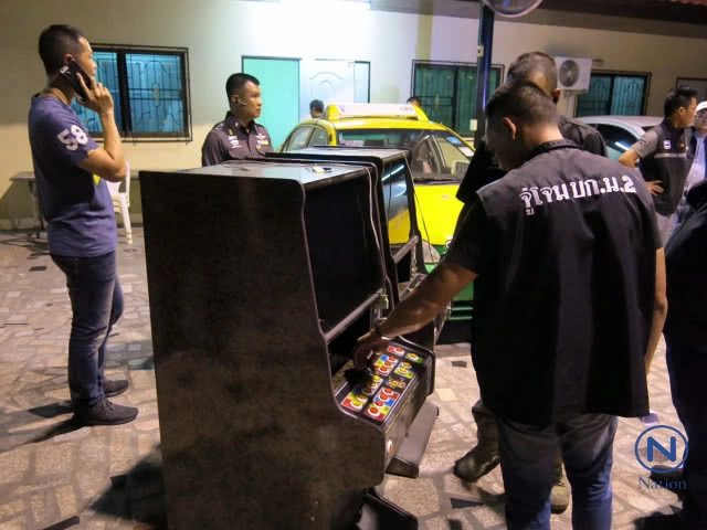 ตร.บุกทลายบ่อนเย้ยกฏหมายย่านดอนเมือง รวบ34นักพนัน ยึดของกลางอุปกรณ์การเล่นอื้อ!!