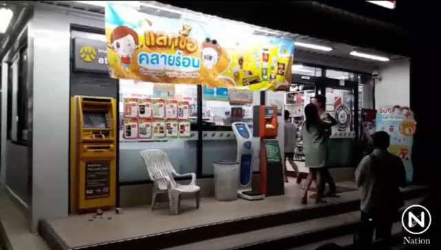 รปภ.เมา กดเงินไม่ออก ใช้ก้อนอิฐทุบตู้เอทีเอ็มกระจกแตกกระจาย!