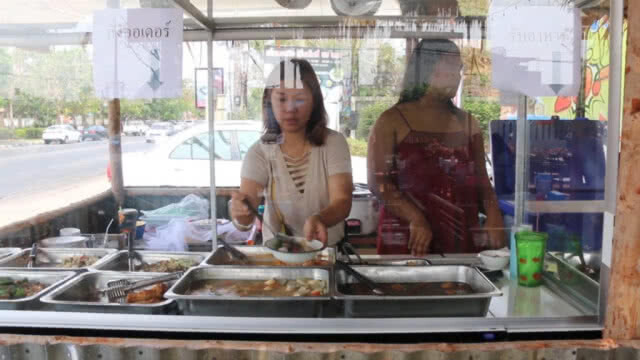 แห่อุดหนุน "ข้าวแกง 25 บาท" เปิดความคิด "คนท้องกินฟรี ยันคลอด"