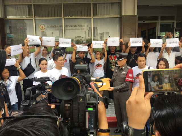 "มาร์คพิทบูล" นำทัพยื่นหนังสือจี้เร่งรัดคดีเอาผิด"เปรมชัย"