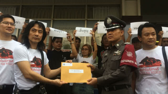 "มาร์คพิทบูล" นำทัพยื่นหนังสือจี้เร่งรัดคดีเอาผิด"เปรมชัย"
