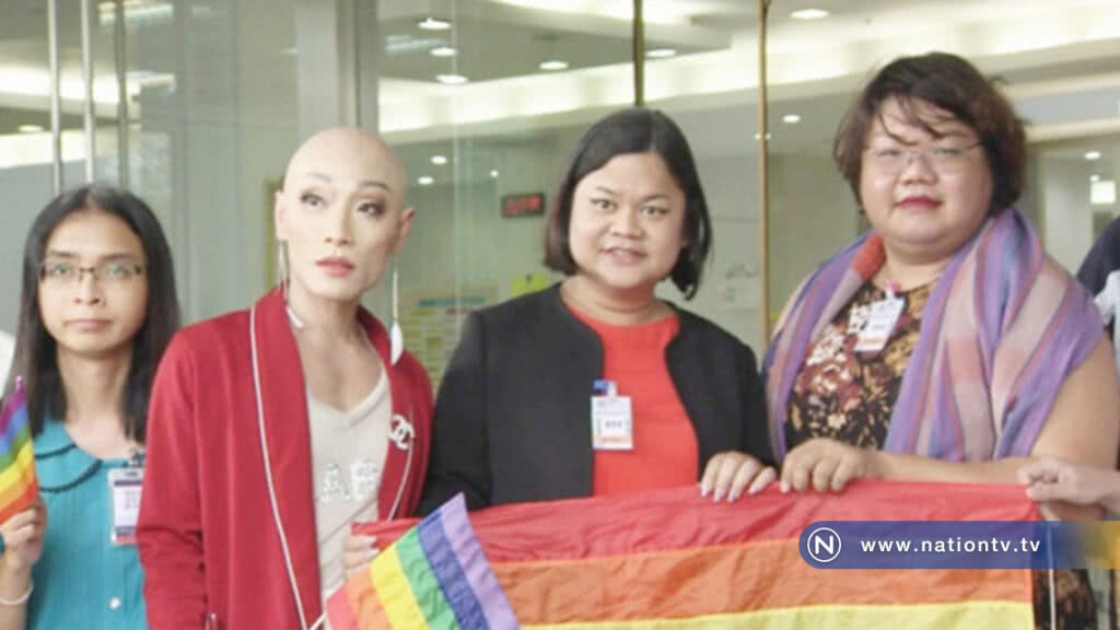ชาวสีรุ้ง ยิ้มออก!
ศาลปกครองสั่ง มธ.
รับ "ครูเคท"กลับเป็นอาจารย์