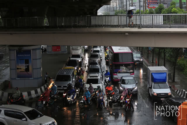 ชมภาพฝนถล่มกรุงแต่เช้า หลายพื้นที่การจราจรติดขัด