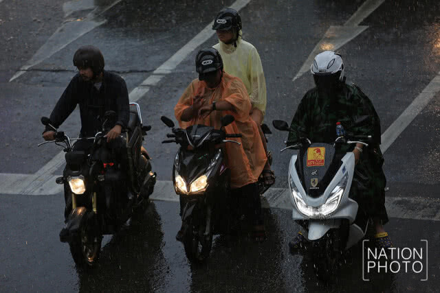 ชมภาพฝนถล่มกรุงแต่เช้า หลายพื้นที่การจราจรติดขัด