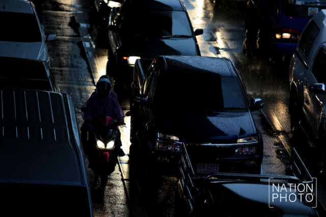 ชมภาพฝนถล่มกรุงแต่เช้า หลายพื้นที่การจราจรติดขัด