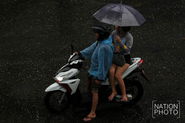 ชมภาพฝนถล่มกรุงแต่เช้า หลายพื้นที่การจราจรติดขัด