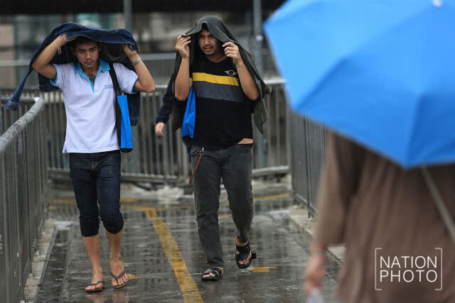 ชมภาพฝนถล่มกรุงแต่เช้า หลายพื้นที่การจราจรติดขัด
